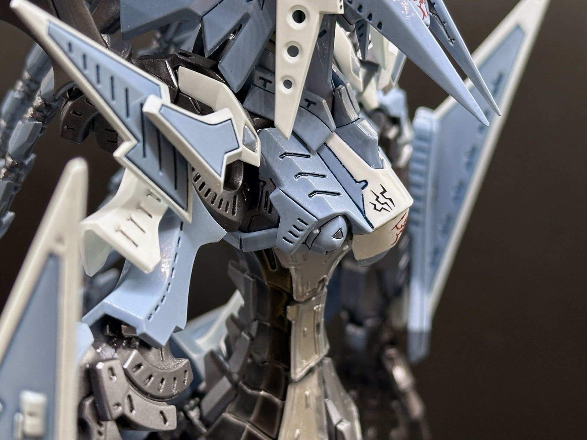 胸部側面の凹モールドは彫り直しをすることで設定に準拠した形状となりました