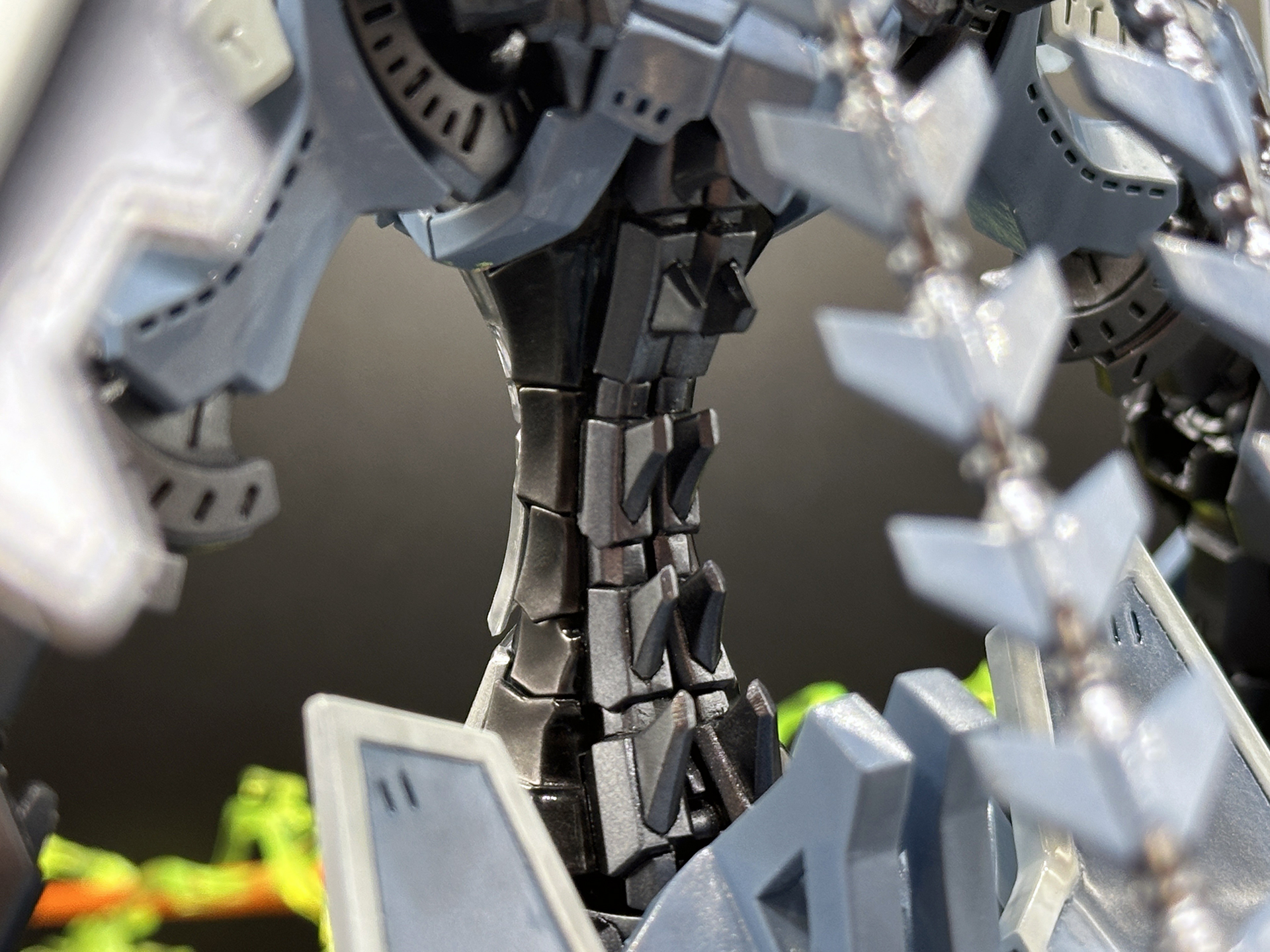 胴体側面のアップ。逆エッジ部をスジ彫りすることで装甲の分割がハッキリとします