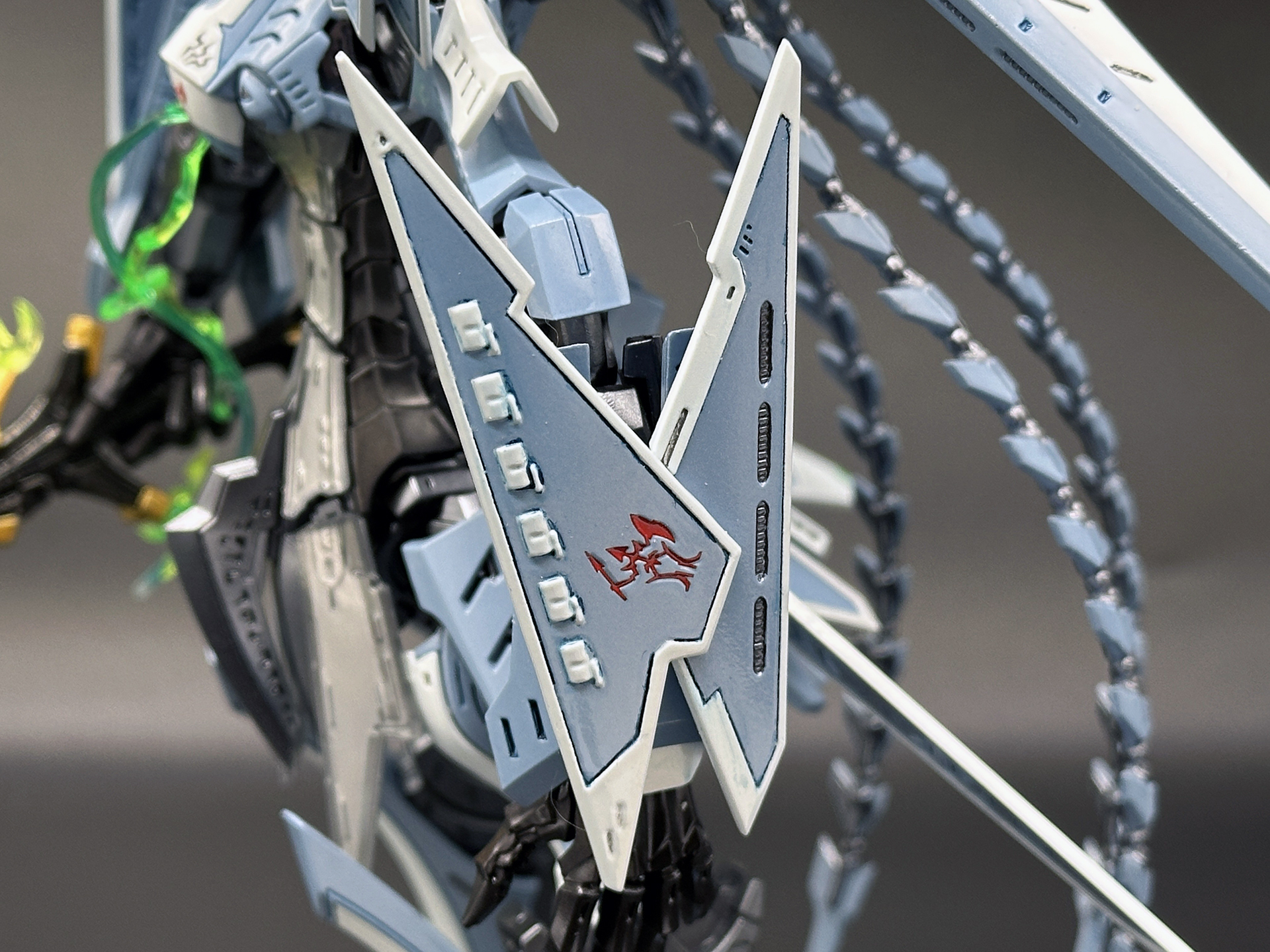 腕部のアップ。腕部の破烈の人形マークは水転写デカールもしくはモールドを活用した塗装による塗分けで再現します