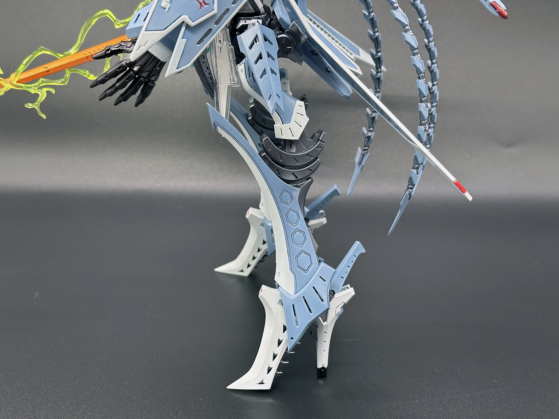 脚部のアップ。膝関節は可動しますが、関節部のフレームの摩擦があるため、塗装派のユーザーは関節の渋み調整などが必要です