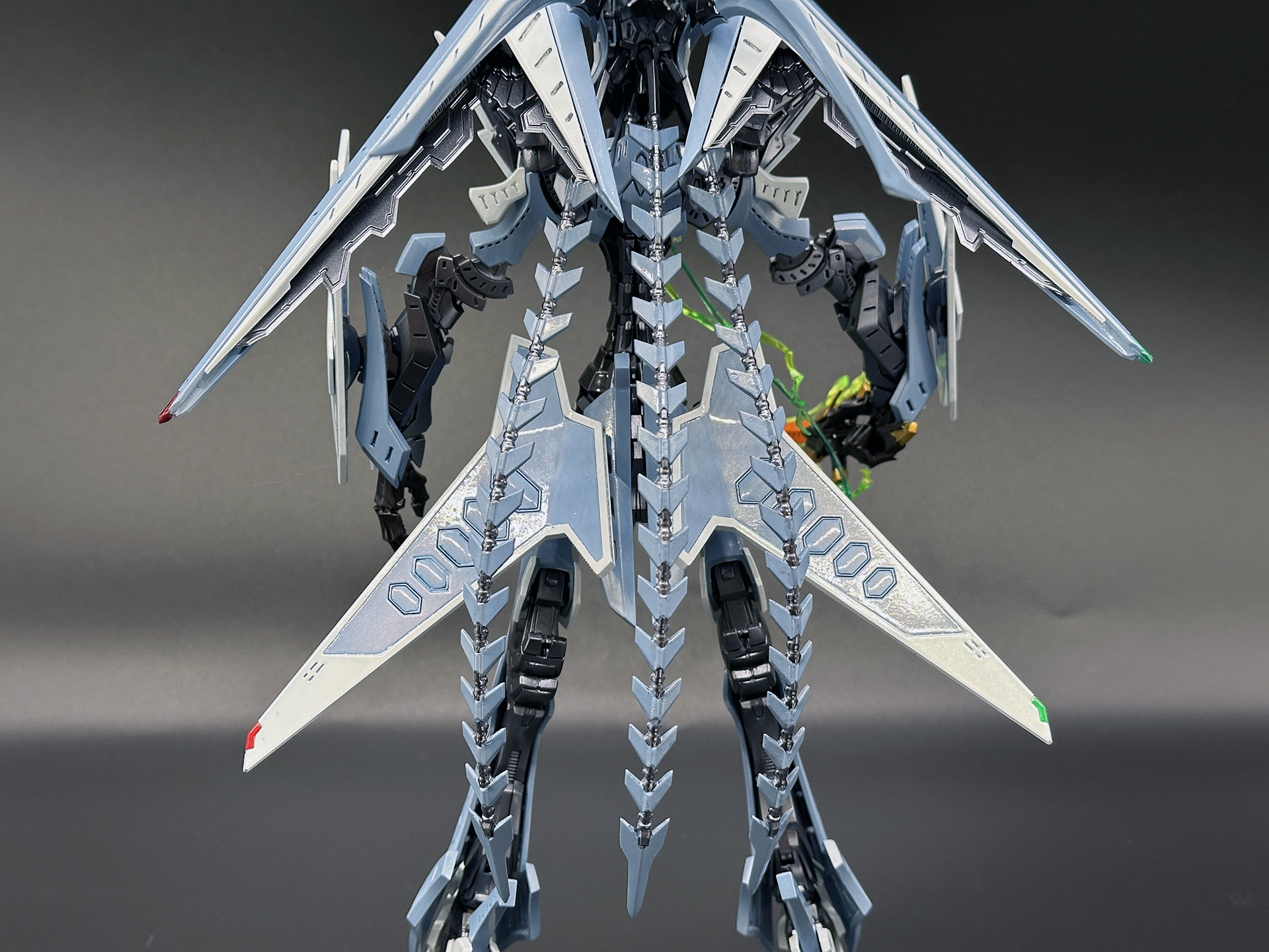 スタビライザーのアップ。ドライヤー等で加熱することで角度を変更することが可能です