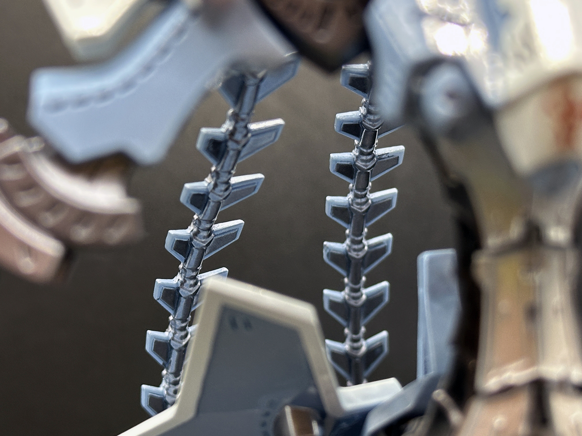 頭部スタビライザーの内側はパテ埋めを施すことで設定画に準拠した形状となりました