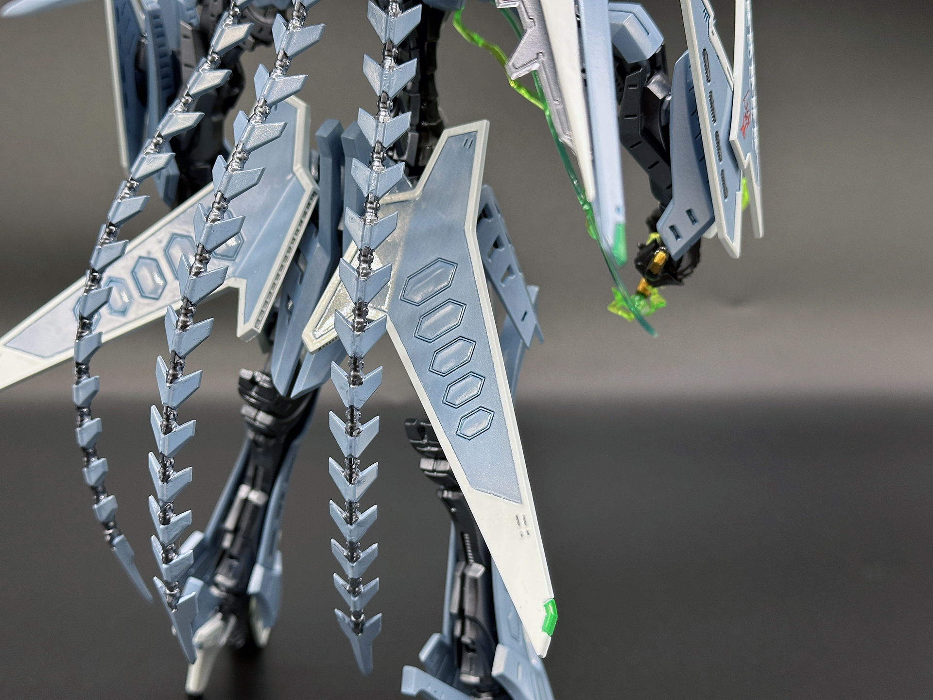 腰部のフライヤー。翼端灯もしっかり再現されています