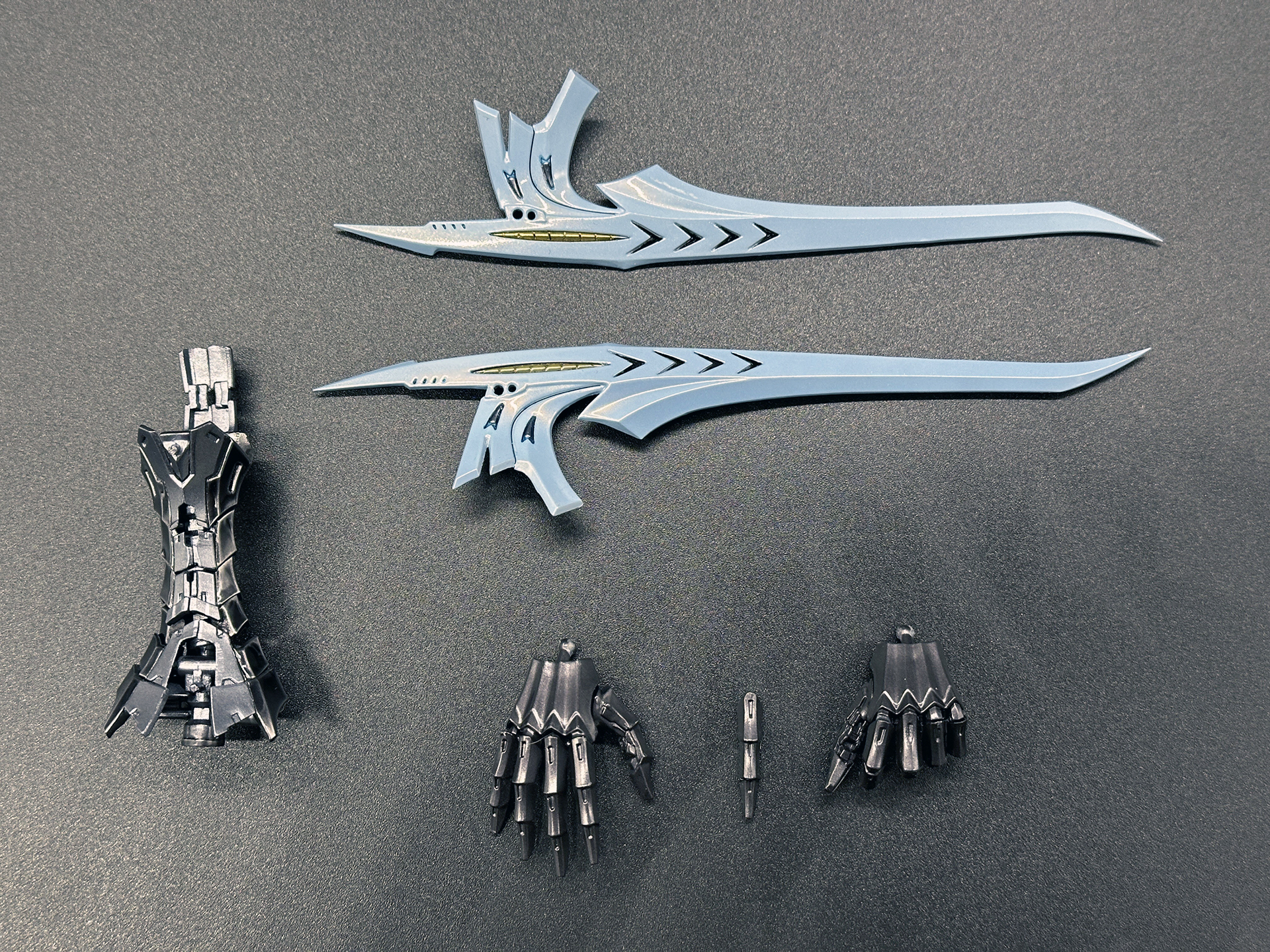 各種交換用パーツ。本編版頭部装甲と可動式胴体パーツ、交換用ハンドパーツが付属します