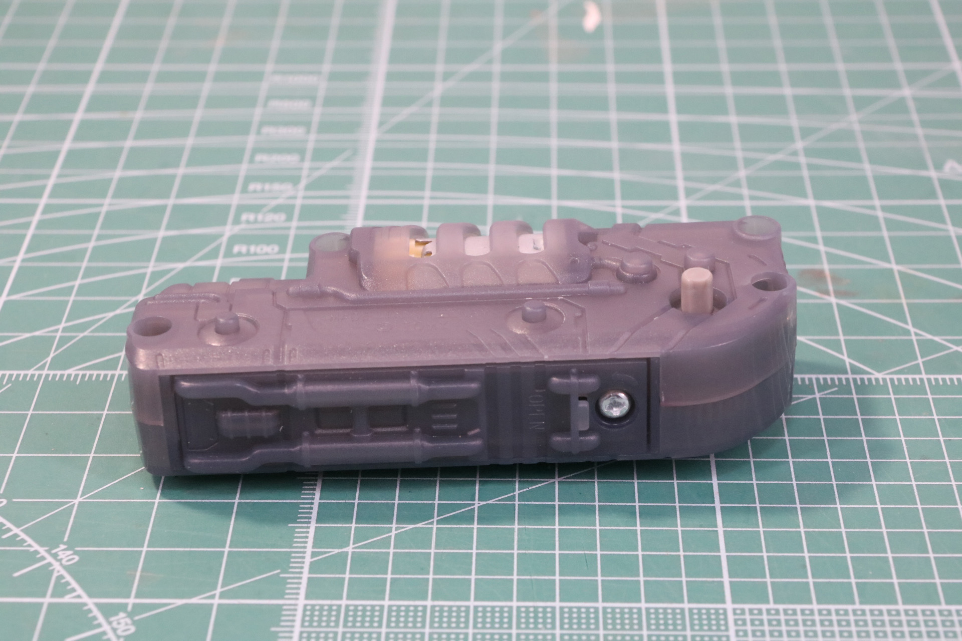 裏面のカバーを外すことで単四電池1本を入れることができる