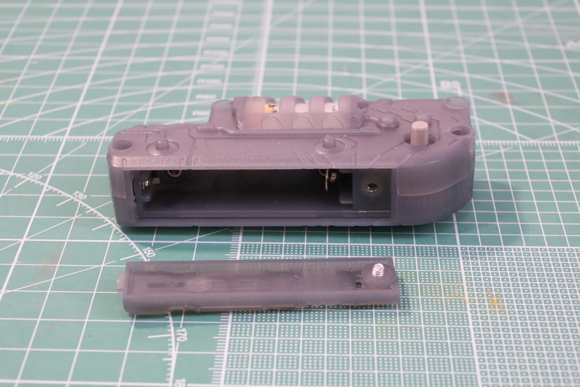 裏面のカバーを外すことで単四電池1本を入れることができる