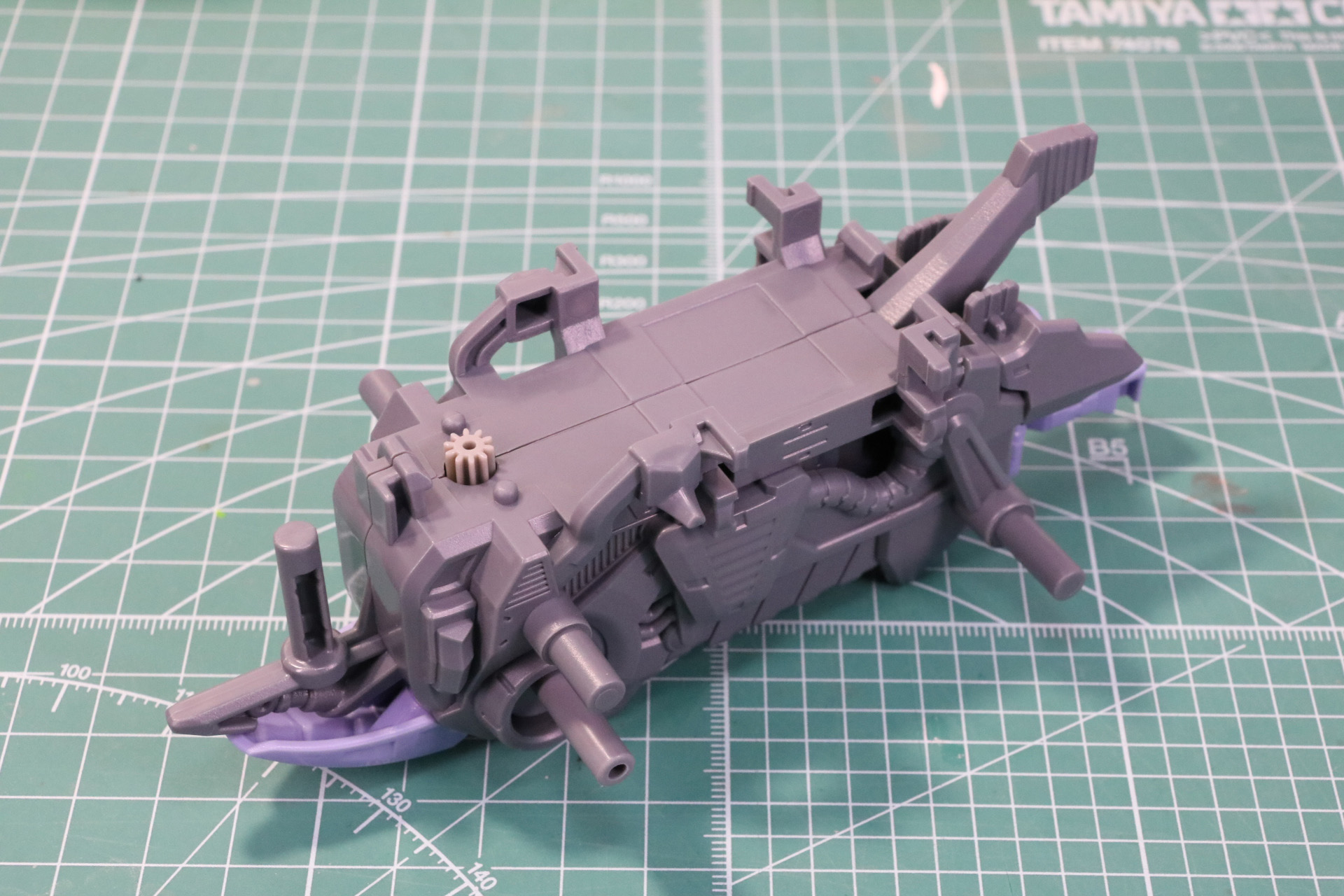 メカユニットを大型パーツで覆う。背部のスイッチ部分には起動骨を取り付ける