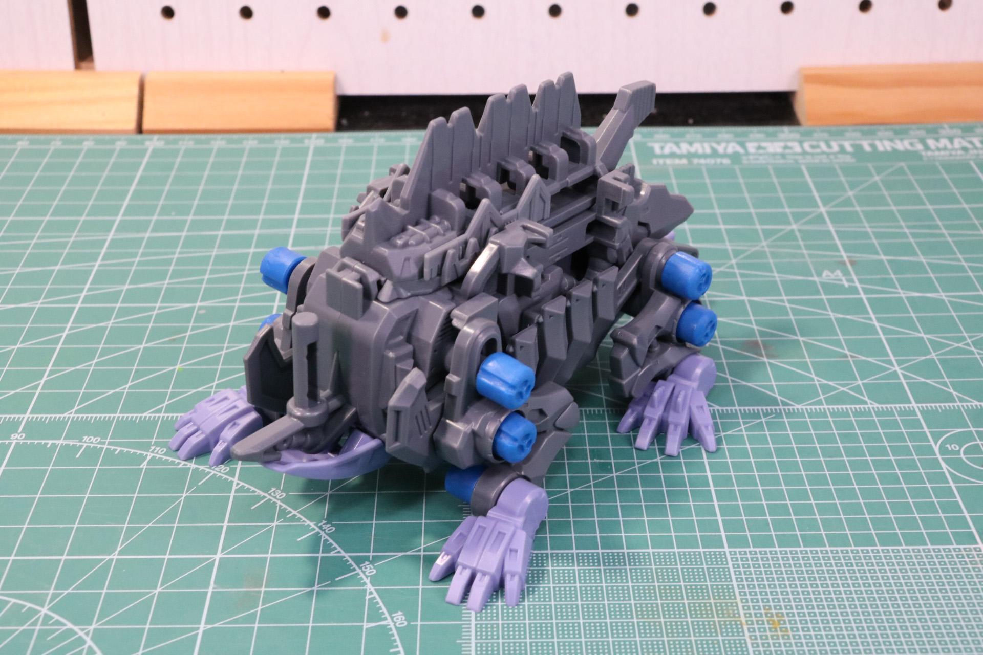 前脚、後ろ脚、あばら骨を組む