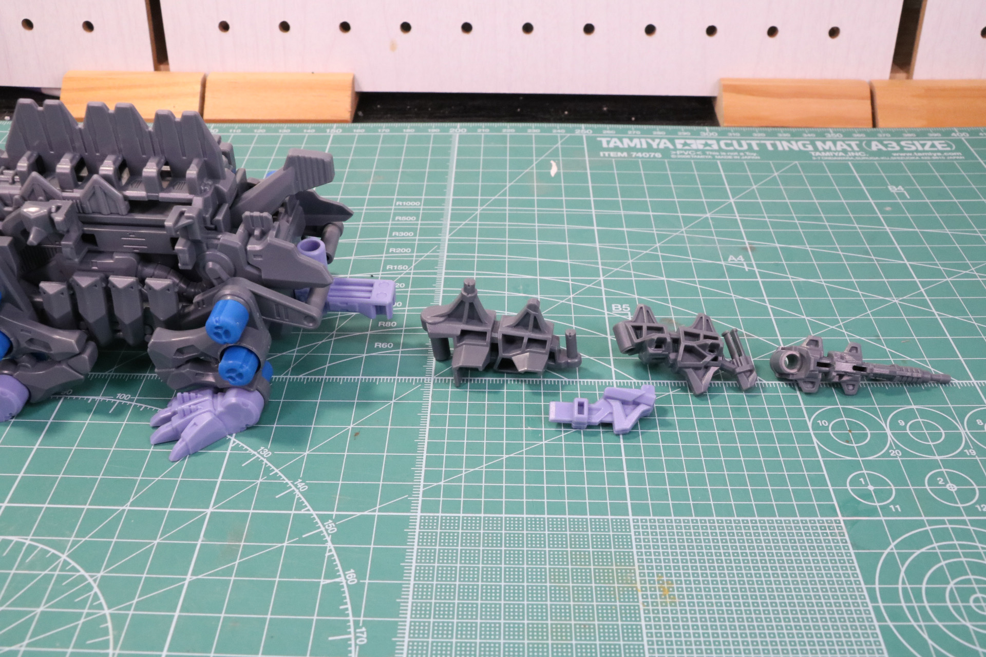 尻尾の組み立て。3つのブロックに分けられ、リンクを組む