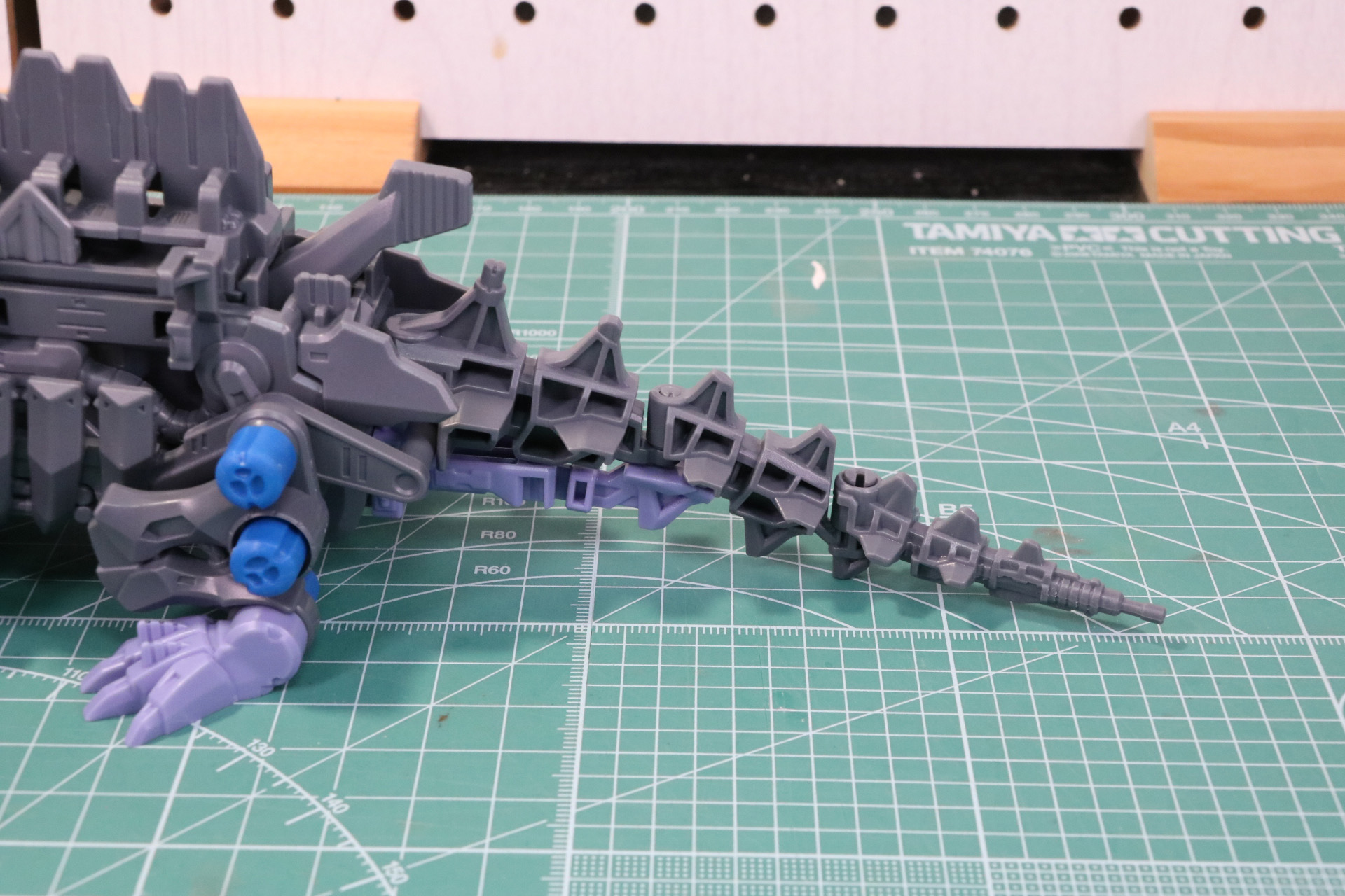 尻尾の組み立て。3つのブロックに分けられ、リンクを組む