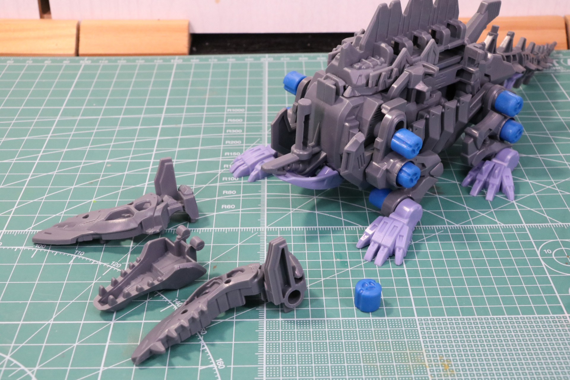 頭部の組み立て。特徴ある長い鼻先や牙、目元など発掘された化石を彷彿とさせる造形