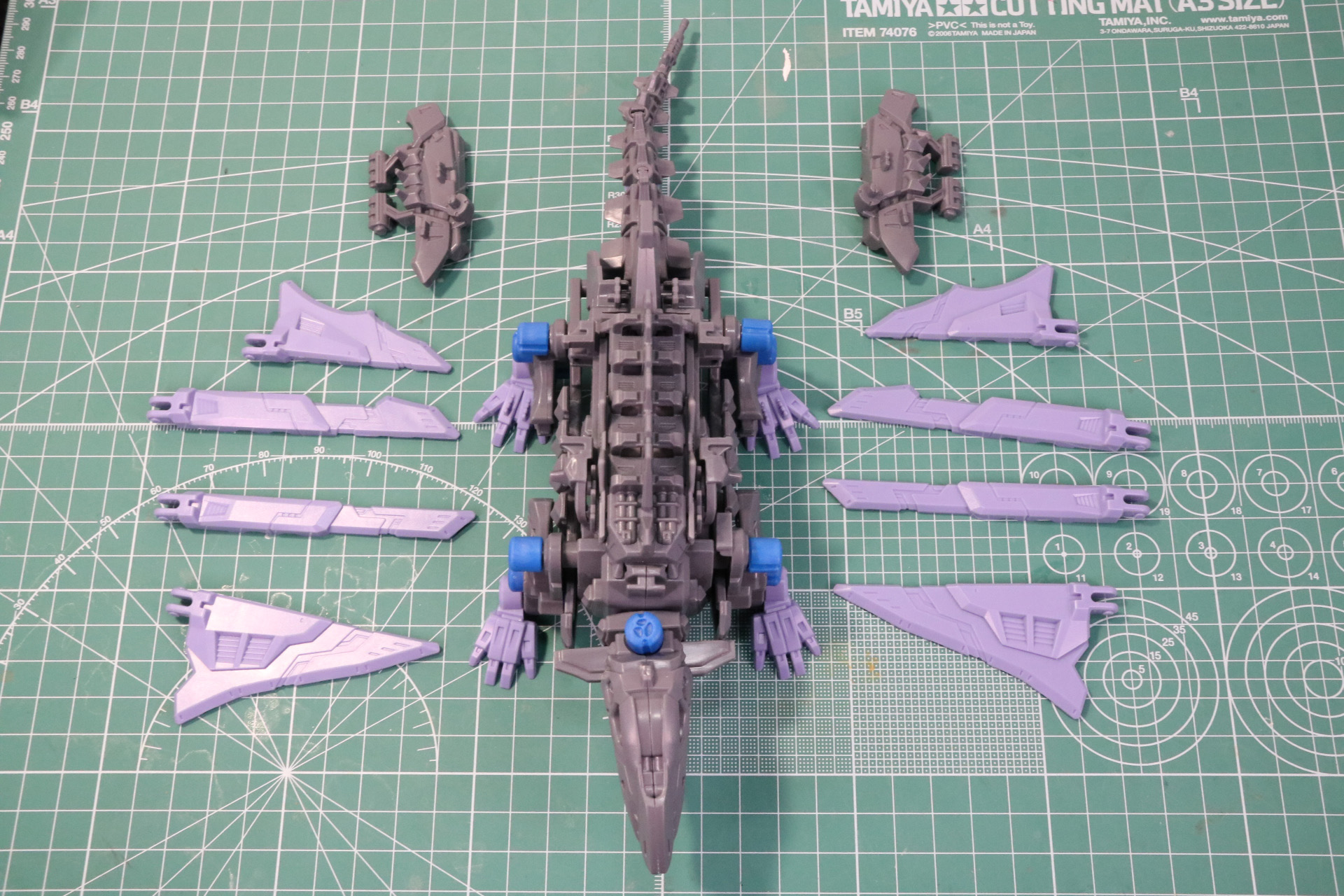 特徴的な帆を組み立てる。左右のパーツの順番に注意して、ボーンパーツで支える。