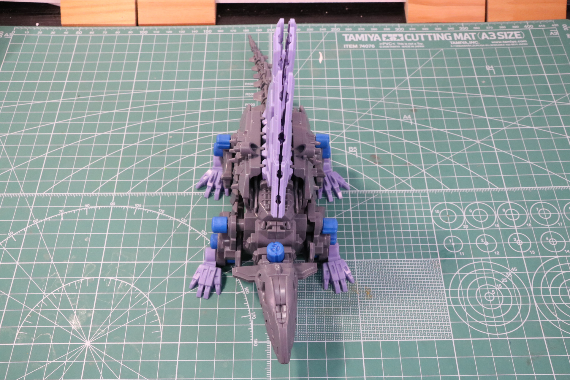 特徴的な帆を組み立てる。左右のパーツの順番に注意して、ボーンパーツで支える。