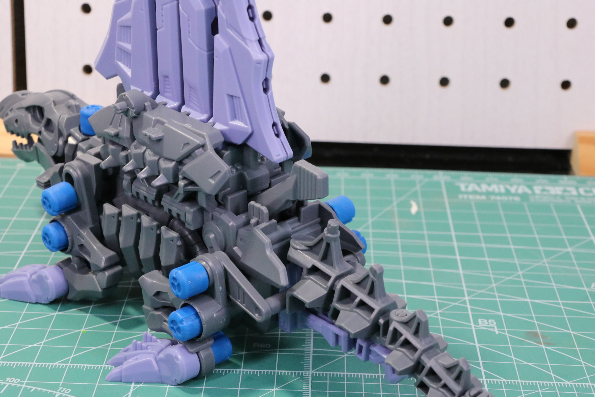 尾部にパーツを取り付け