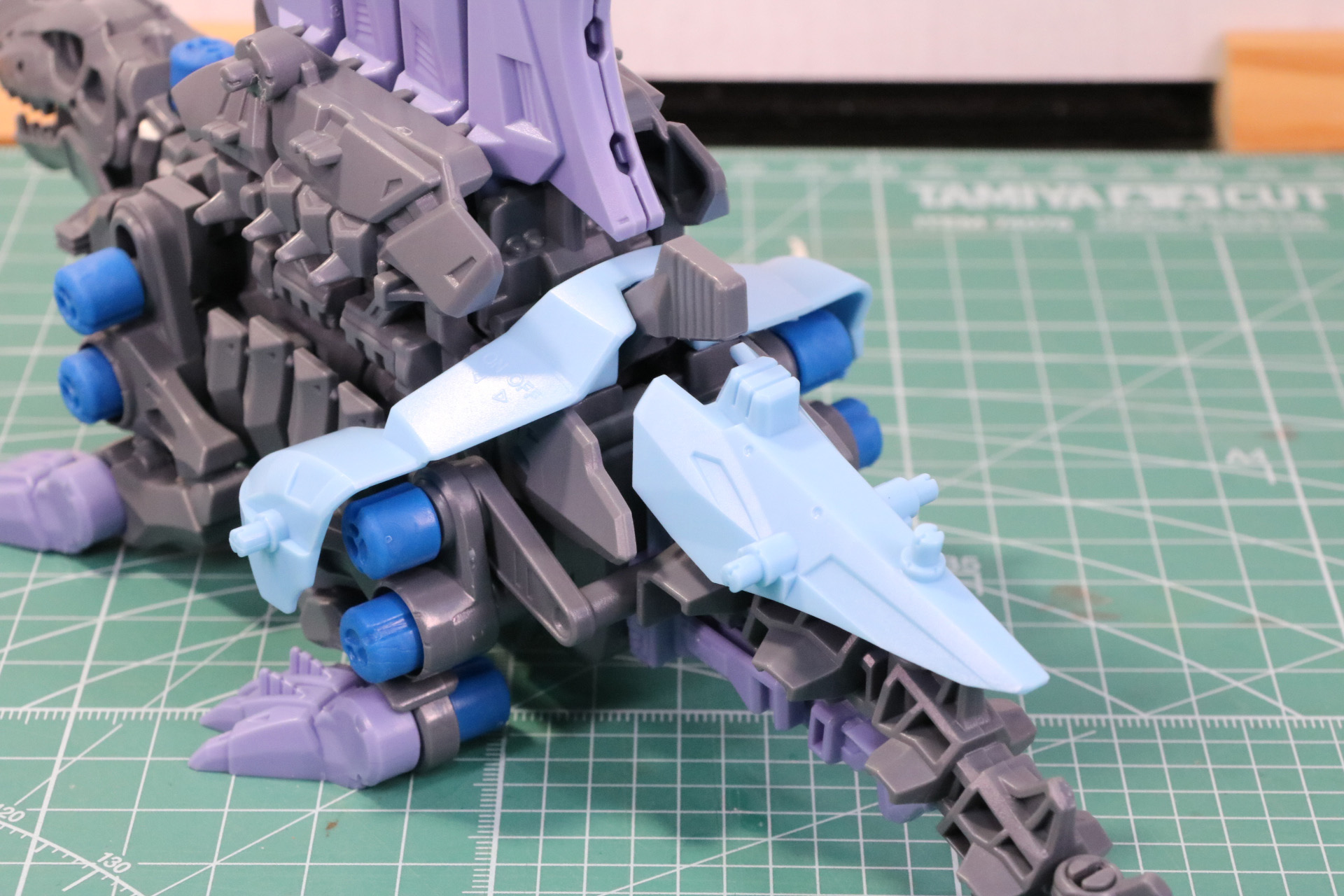 尾部にパーツを取り付け