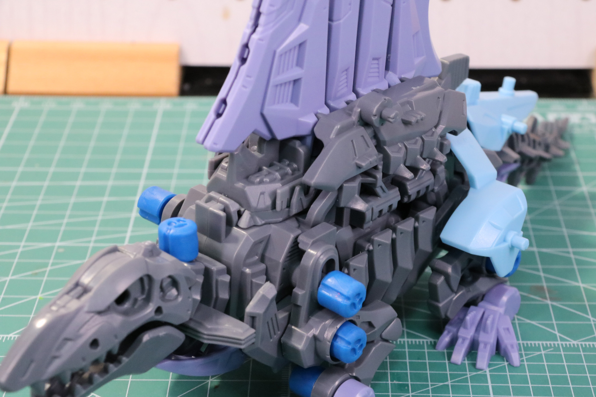 首部と背中パーツを取り付け