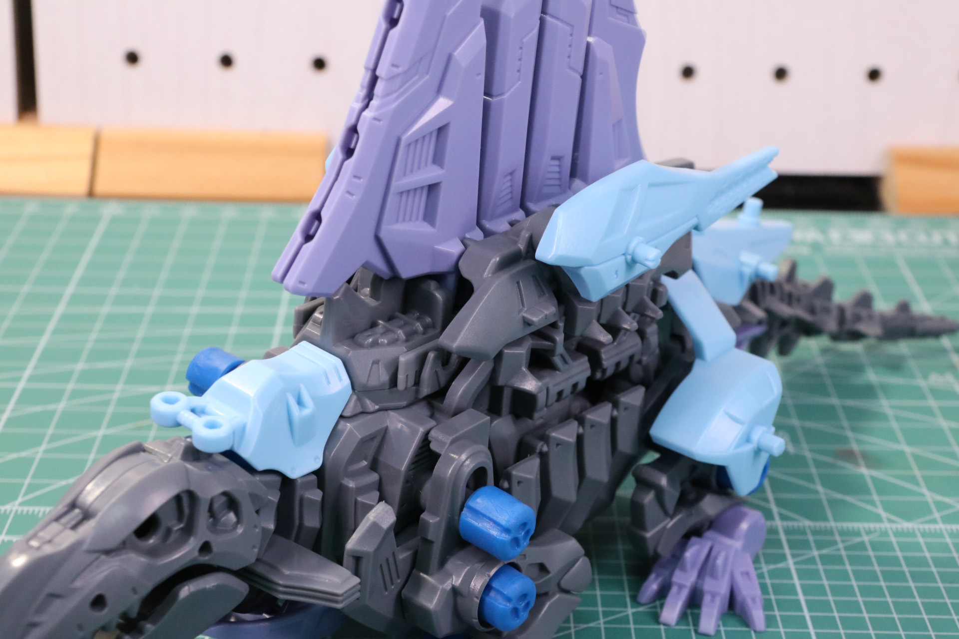 首部と背中パーツを取り付け