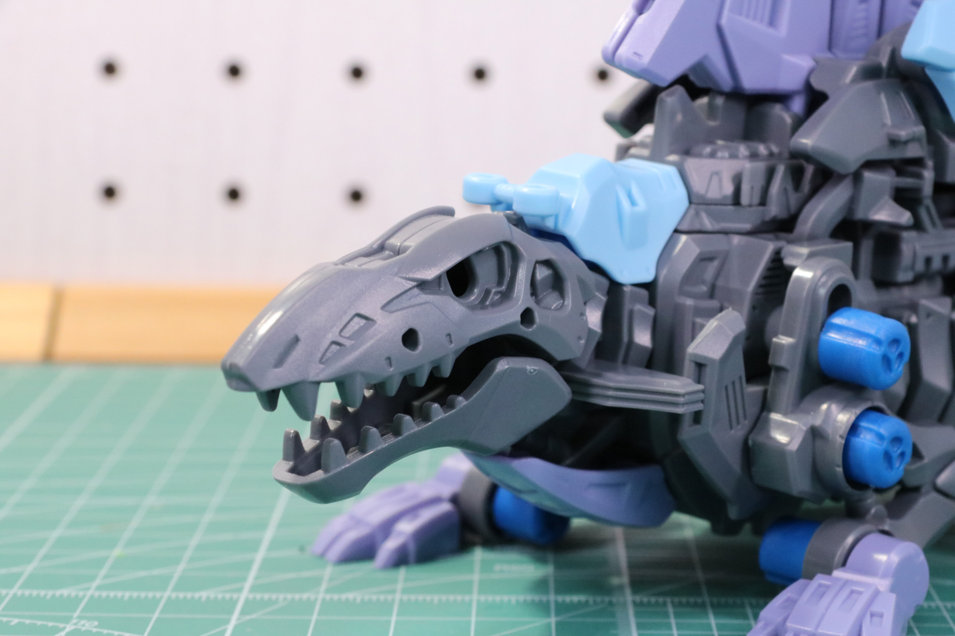 頭部、アイパーツを取り付け