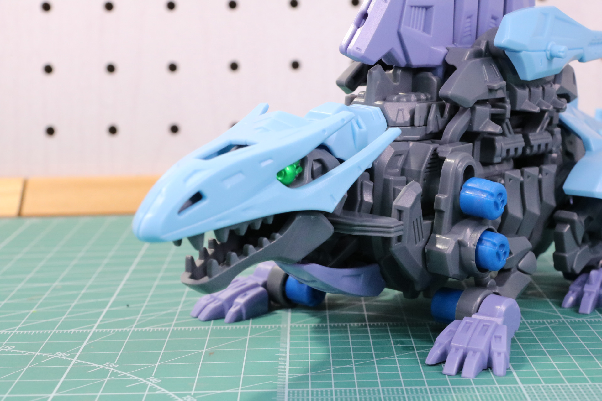 頭部、アイパーツを取り付け