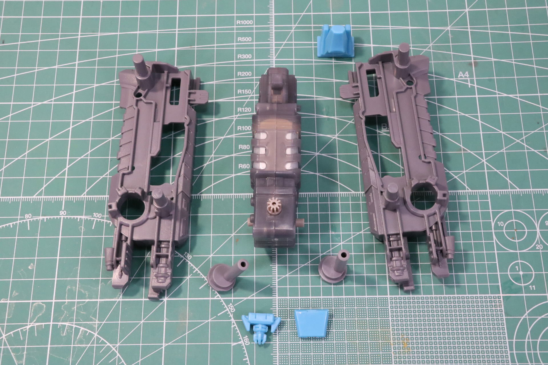 メカユニットを大型パーツで覆う。背部のスイッチ部分には起動骨を取り付ける