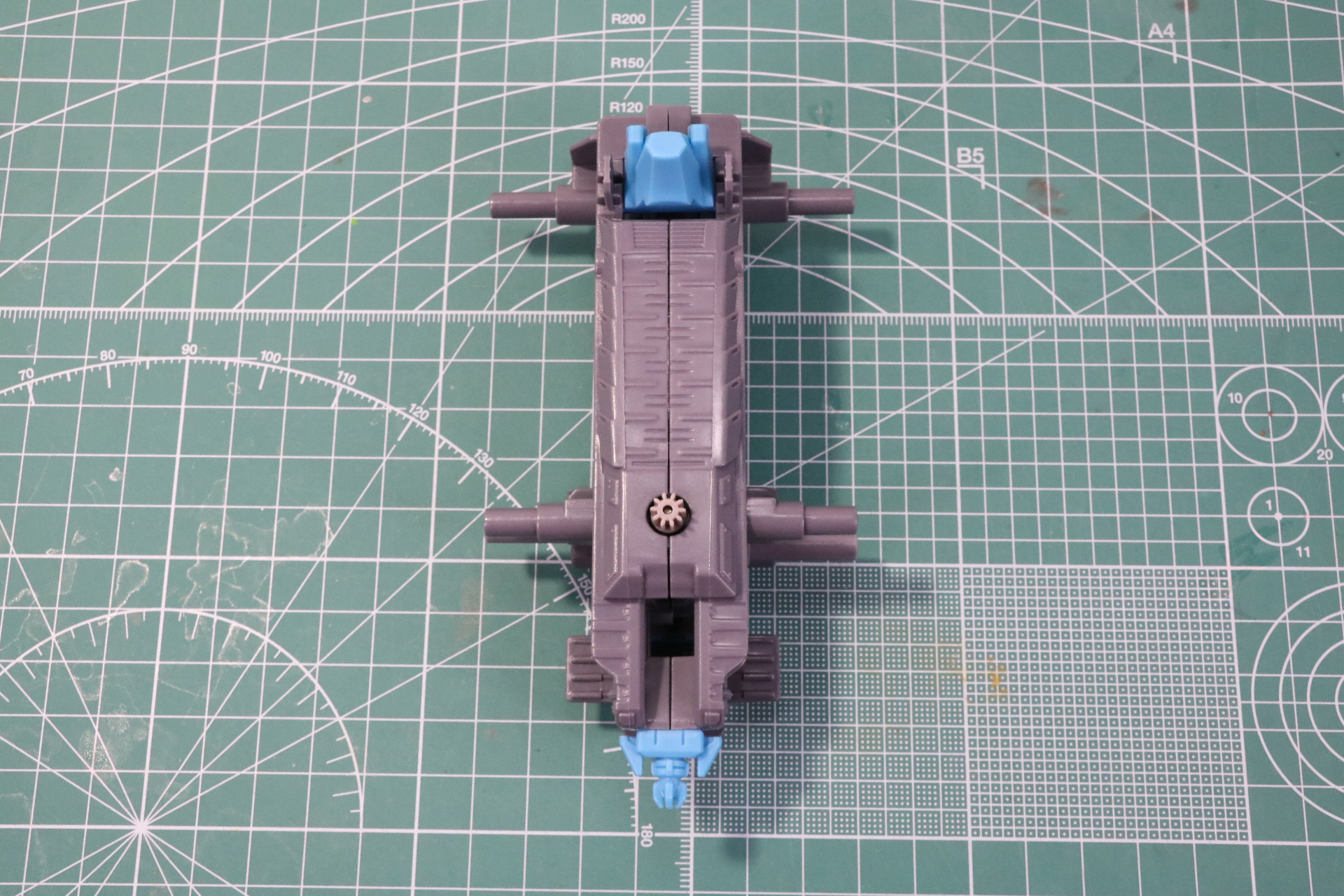 メカユニットを大型パーツで覆う。背部のスイッチ部分には起動骨を取り付ける