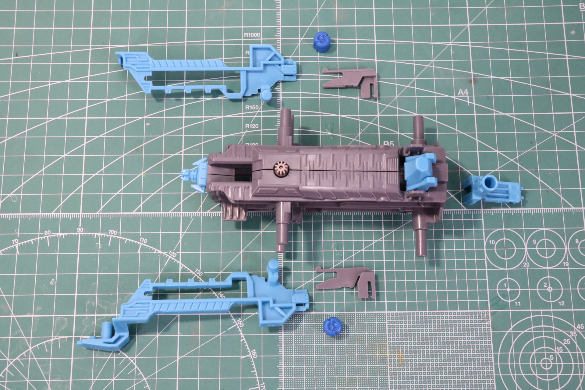 左右にレール可動部を備えたパーツを取り付ける