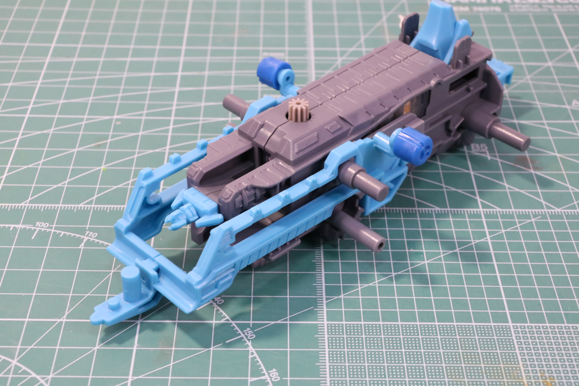 左右にレール可動部を備えたパーツを取り付ける