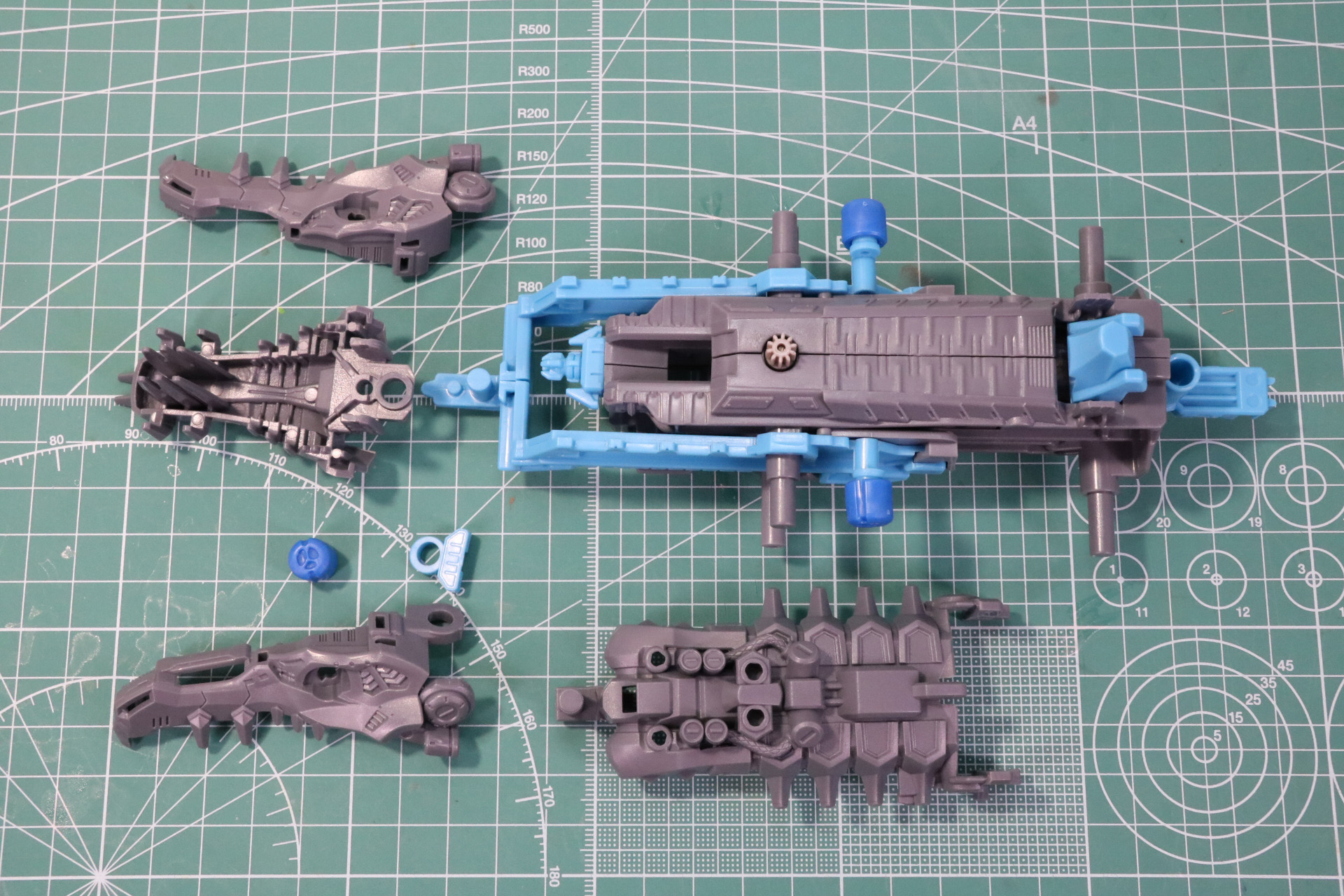 頭部と下顎、背中パーツを取り付ける