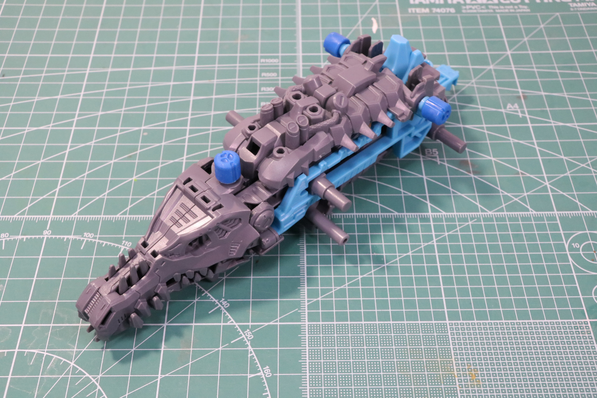 頭部と下顎、背中パーツを取り付ける