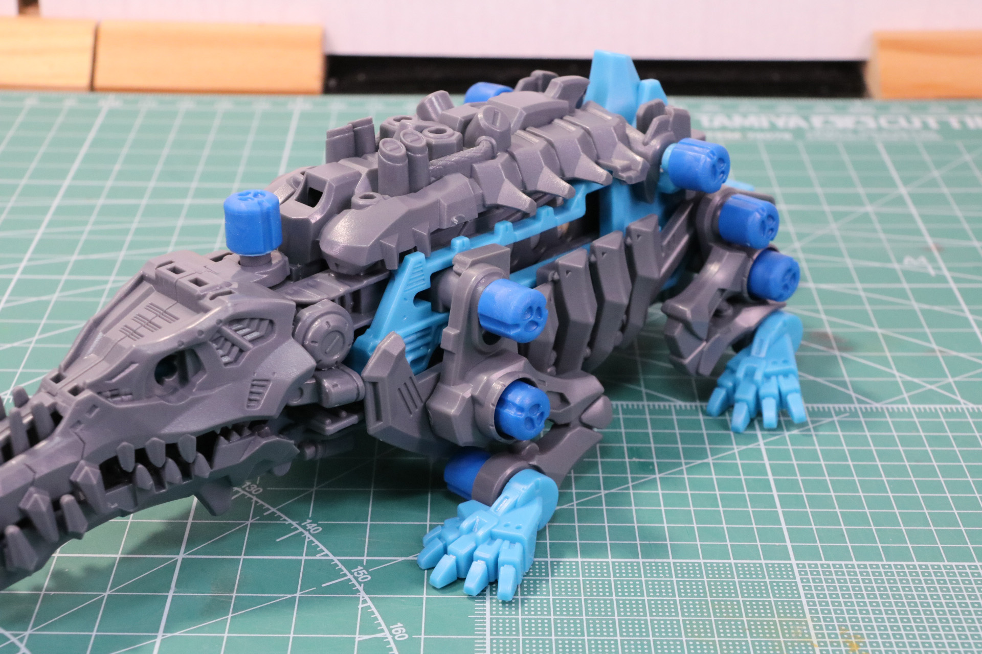 前脚、後ろ脚、あばら骨を組む