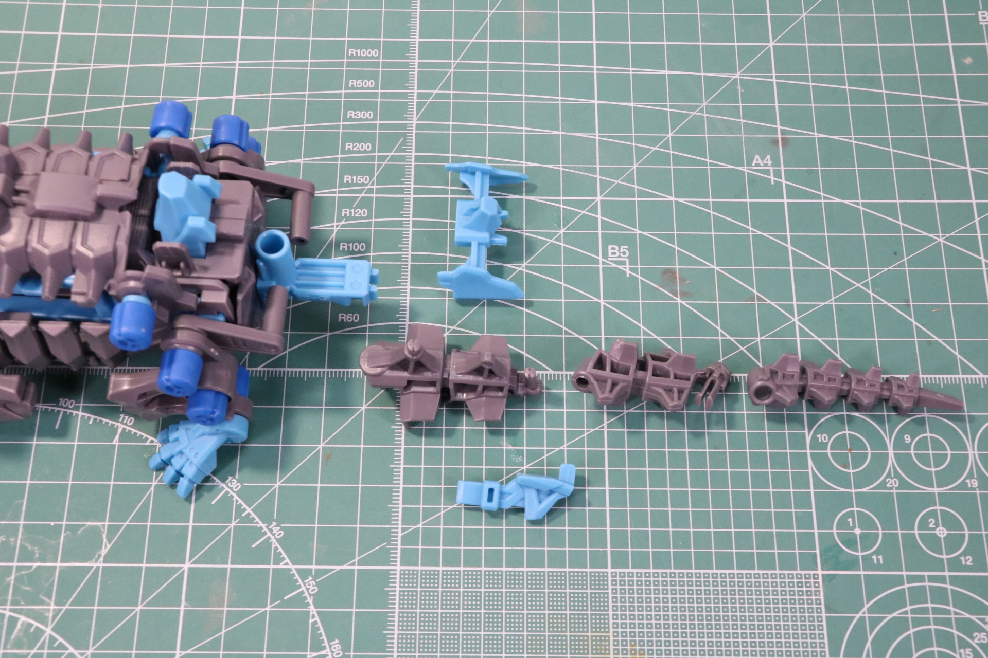 尻尾の組み立て。3つのブロックに分けられ、リンクを組む