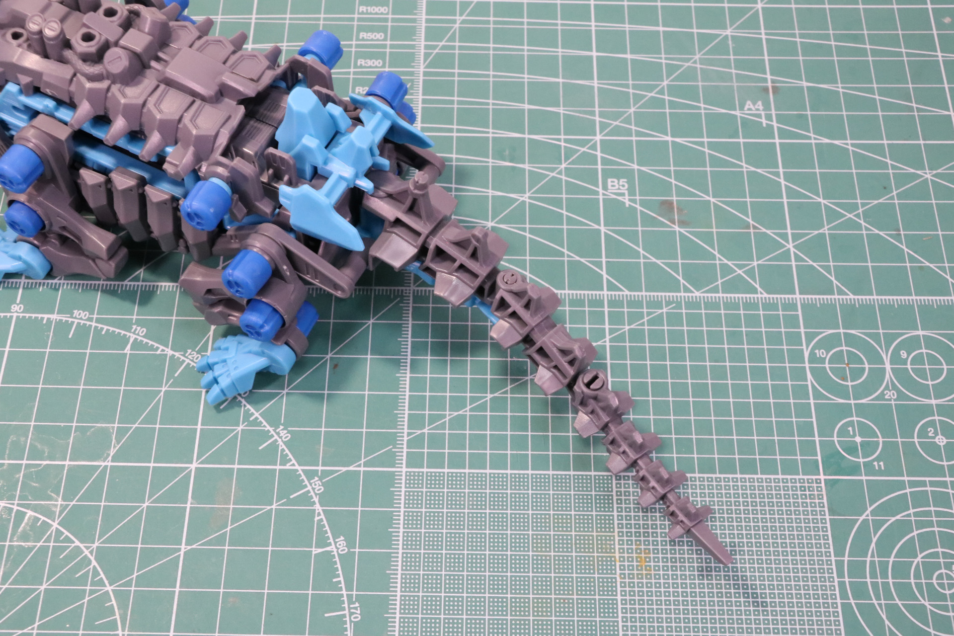 尻尾の組み立て。3つのブロックに分けられ、リンクを組む