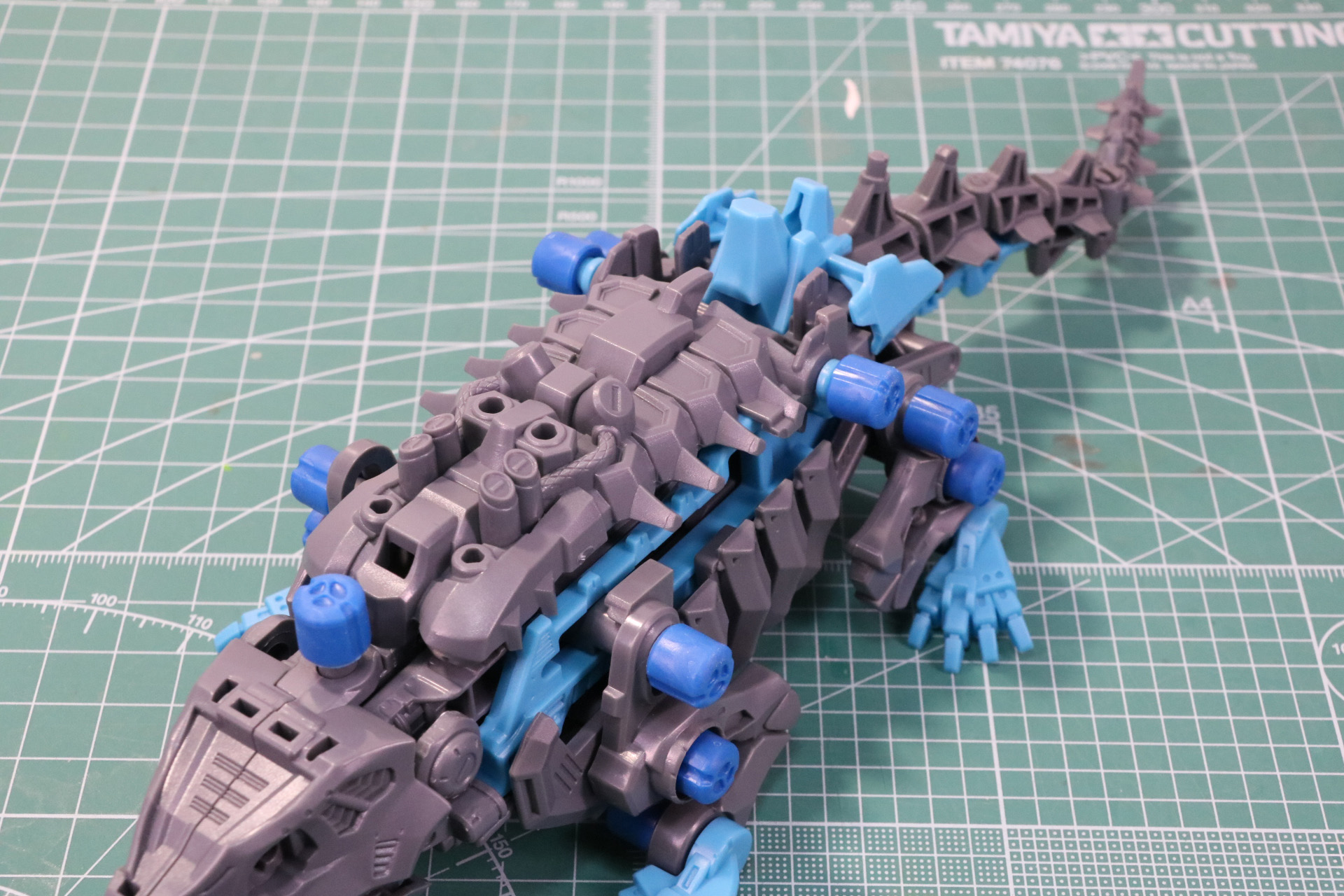 背中、尻尾にアーマーを取り付け