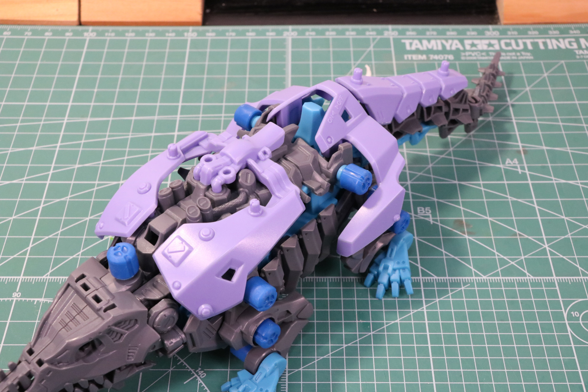 背中、尻尾にアーマーを取り付け