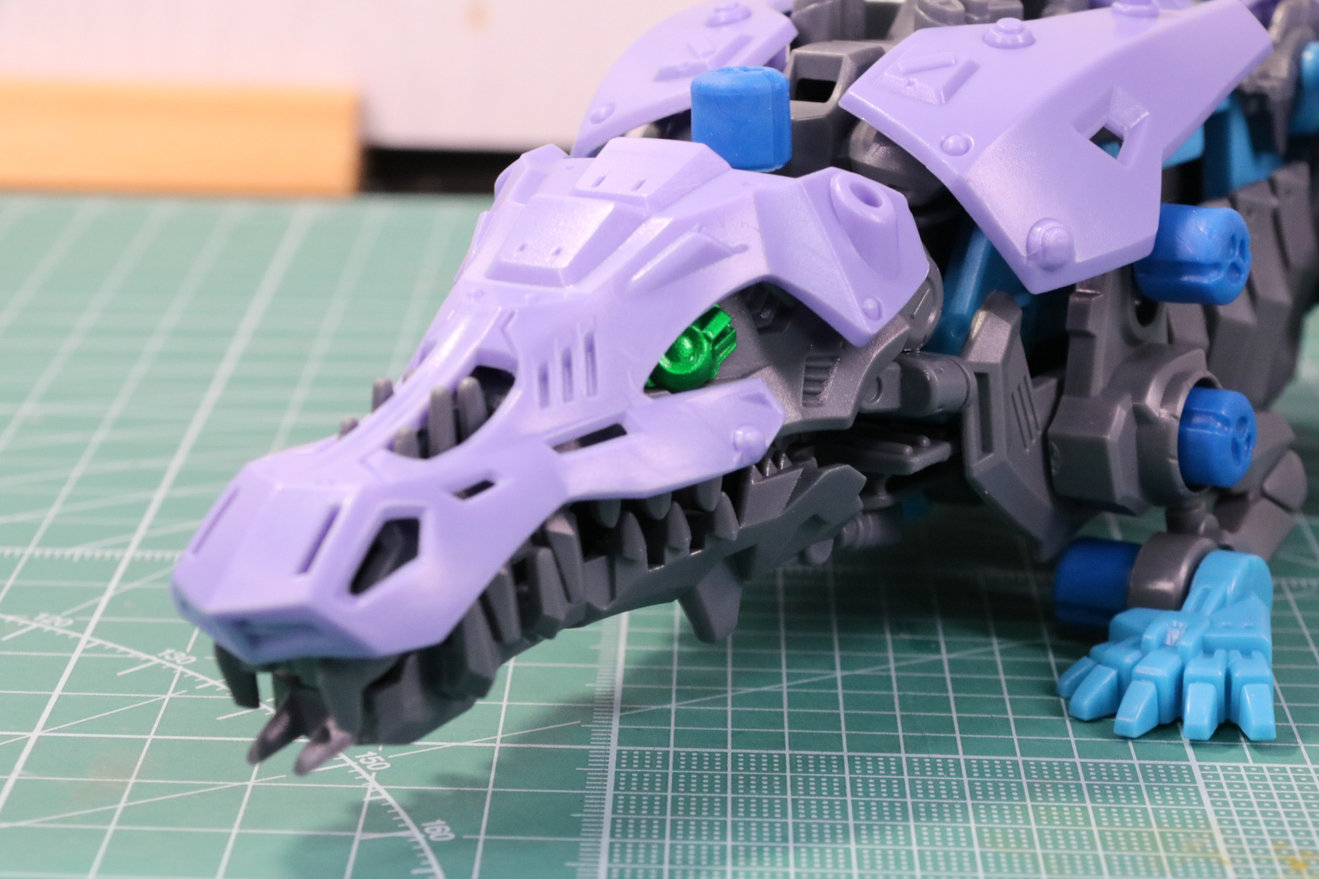 頭部アーマー、アイパーツを取り付け