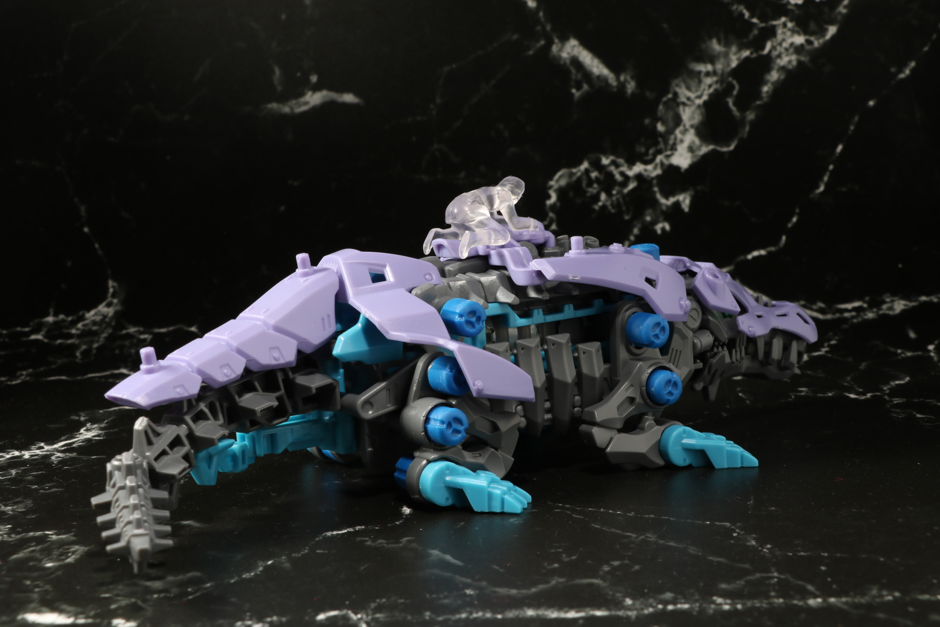瞳や頭部を守るアーマーが追加