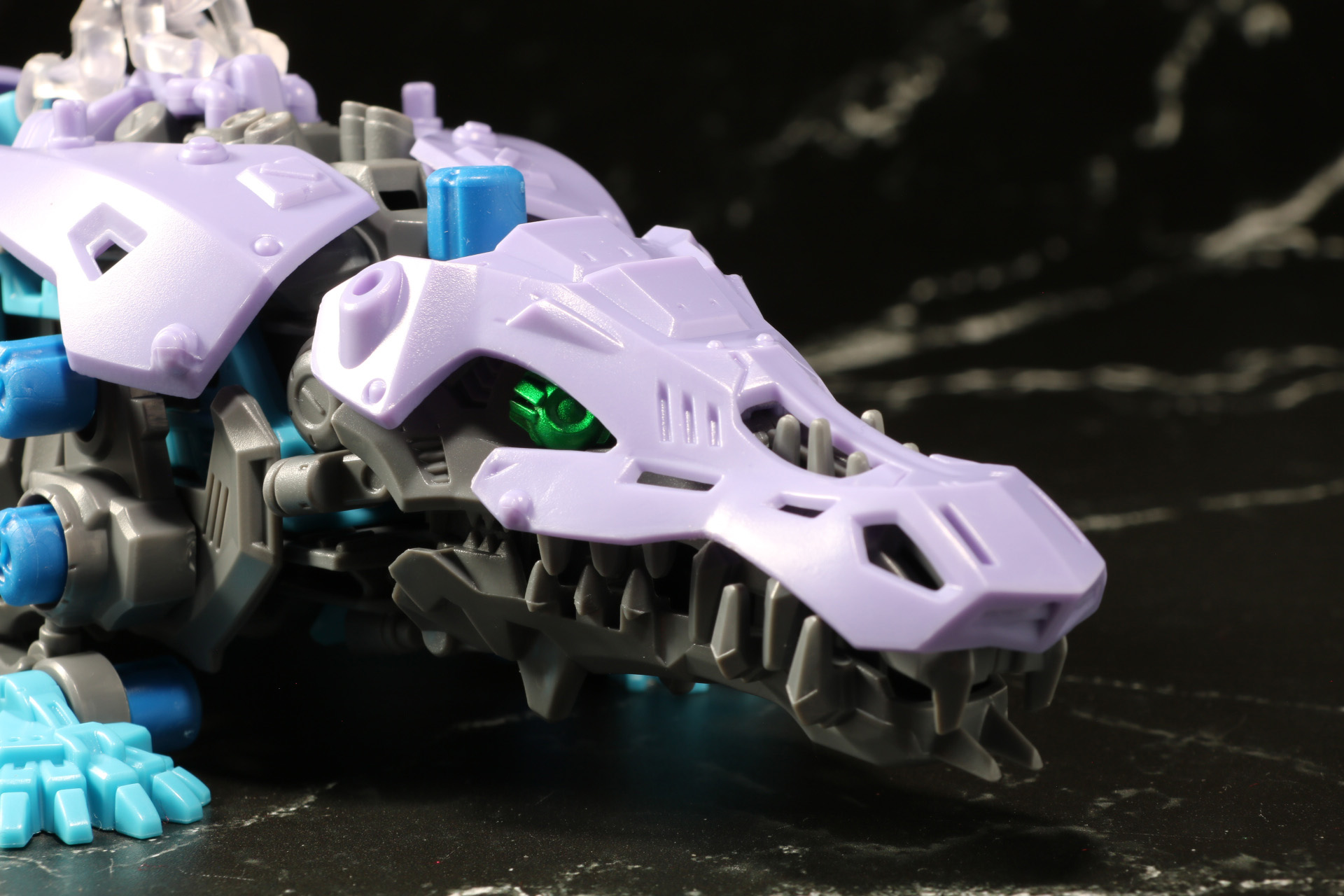 瞳や頭部を守るアーマーが追加