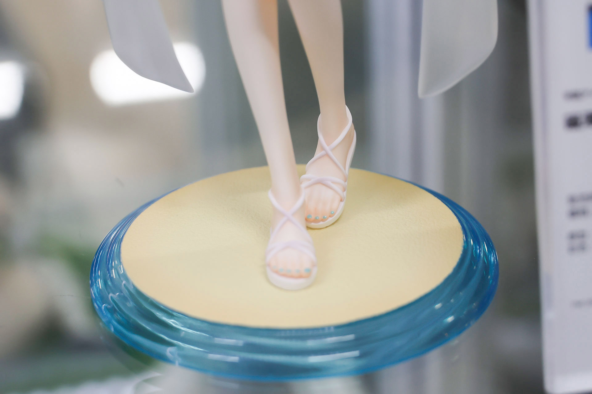 台座もビーチをモチーフにしたようなデザインになっている