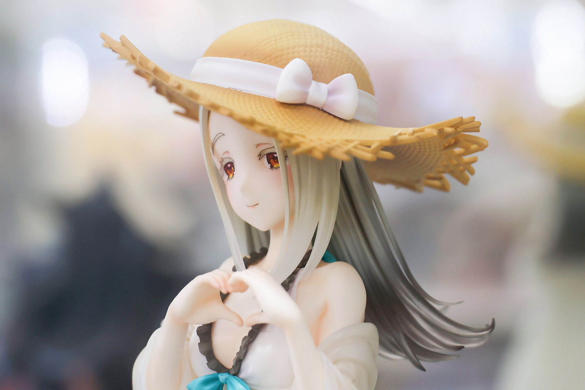 後ろ髪はやや透き通って見える