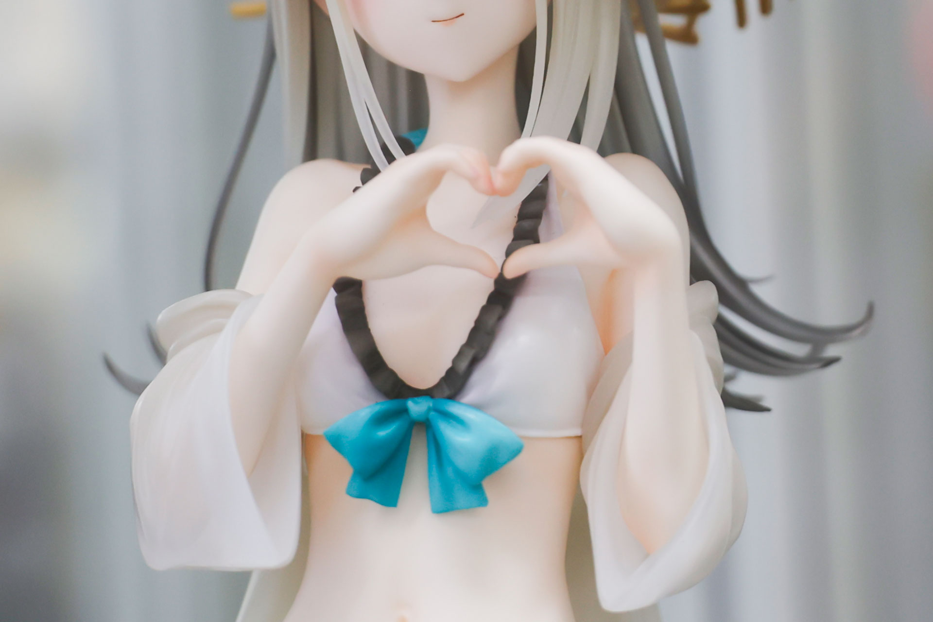 手でハートマークを作っている