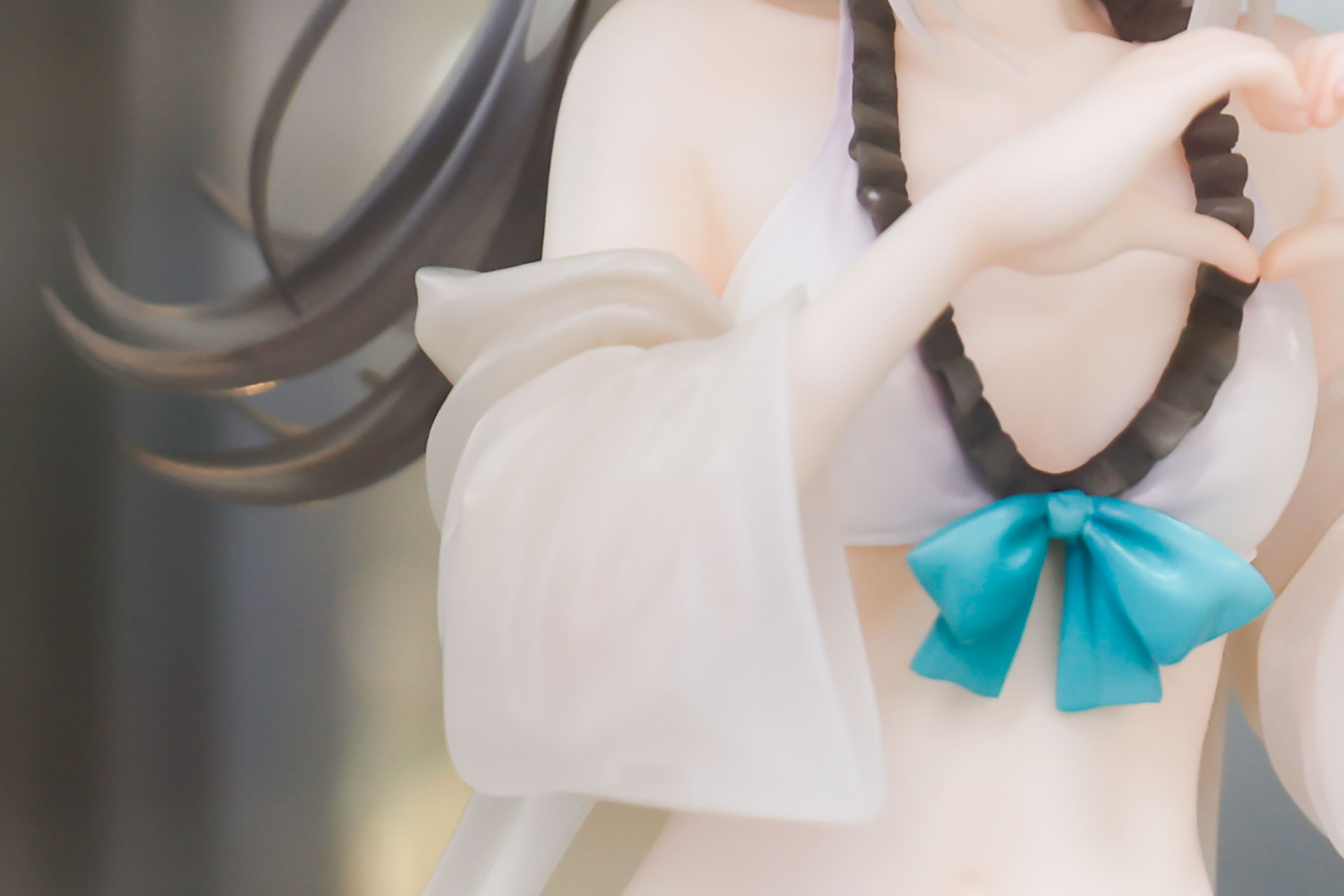 白くて透明感のあるロングカーディガンを羽織っている