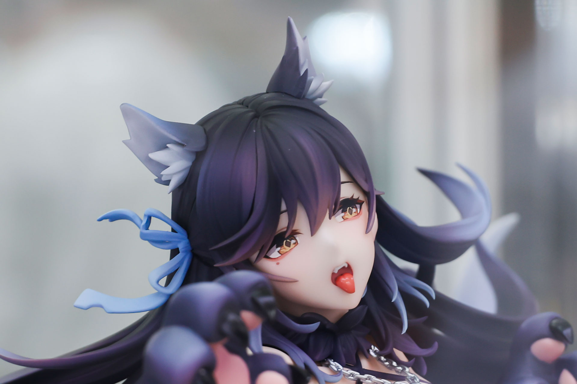 髪には青いリボンをつけている