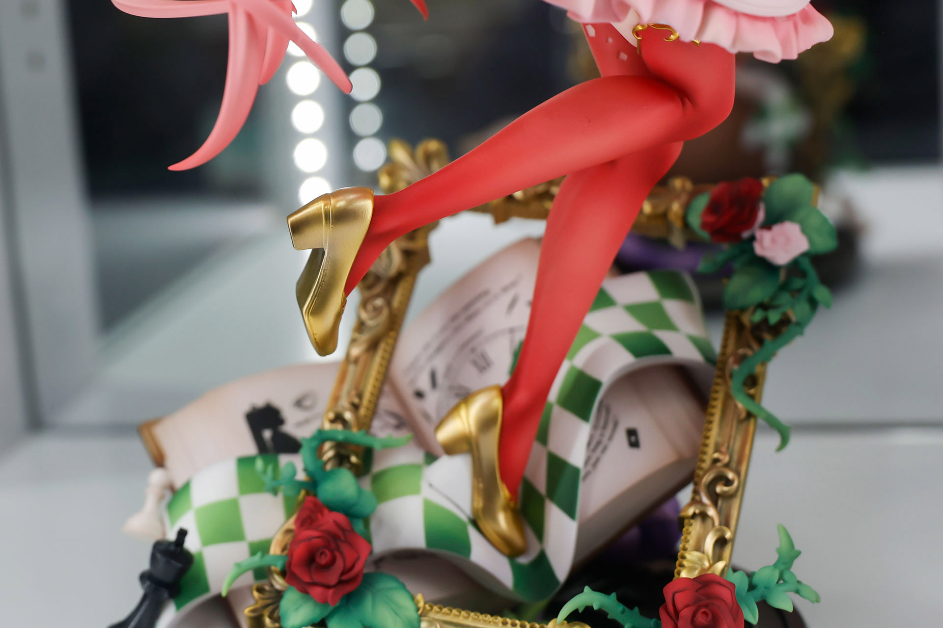 足元に履いた金色のパンプスが目立つ