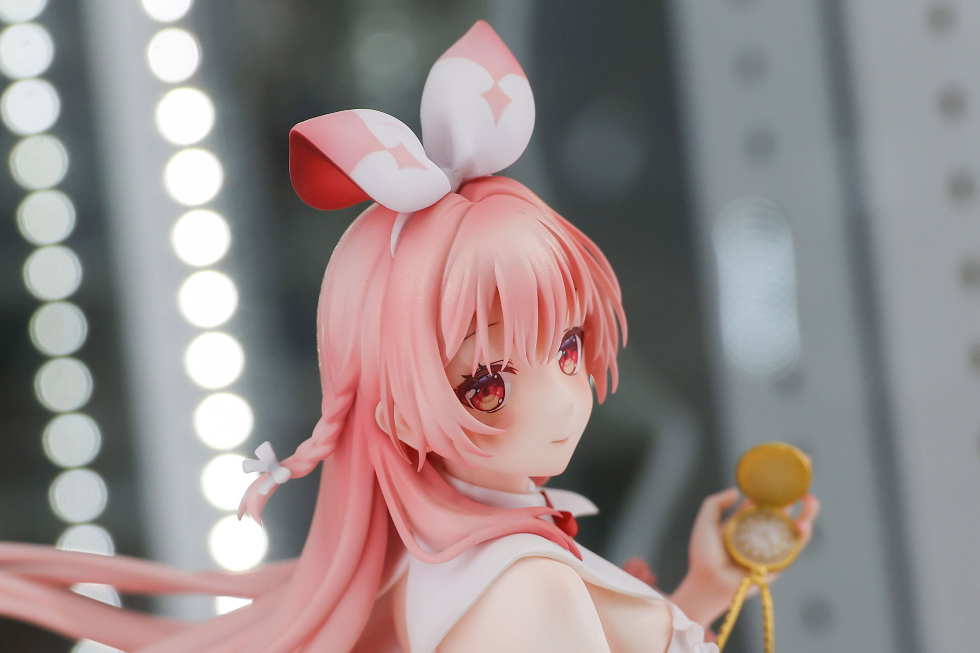 髪の一部は編み込まれている