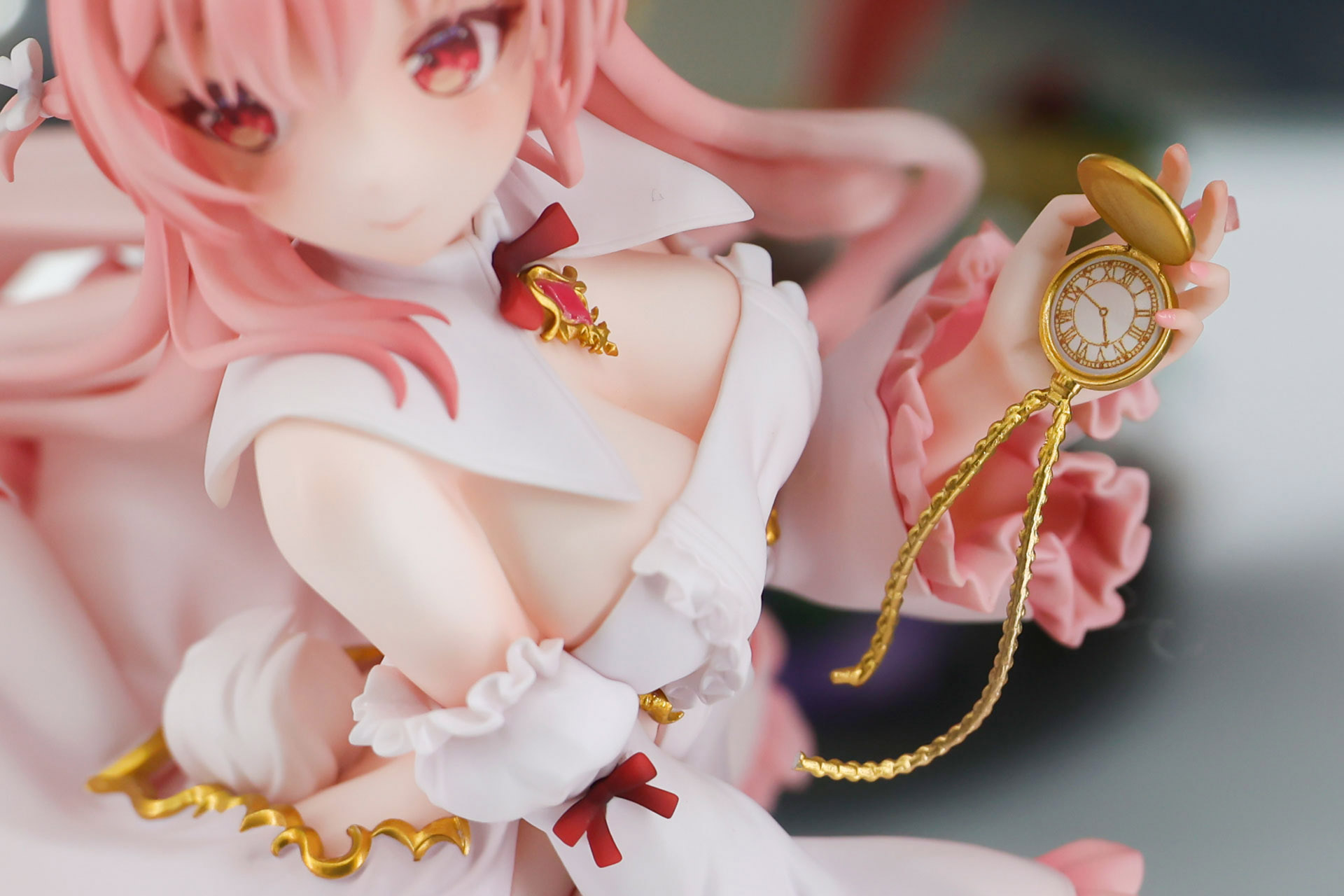 時間を重視する白うさぎのように、手には金の時計を持っている