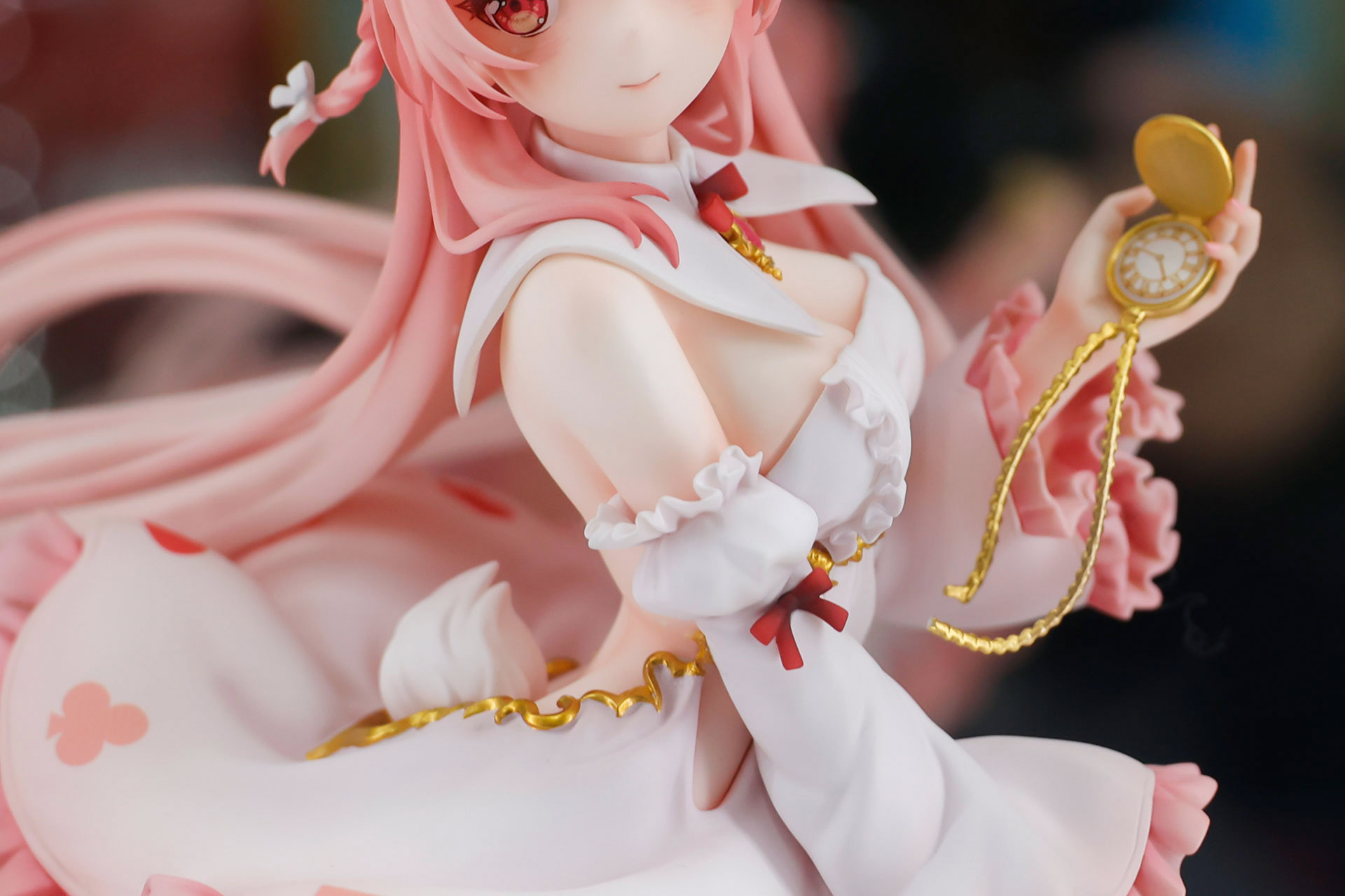 衣装は胸元と背中が大きく開いている