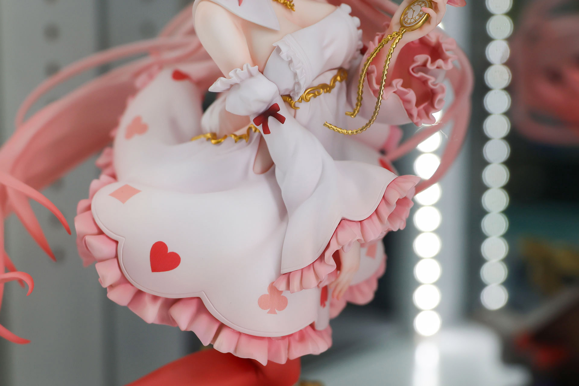 腕の衣装は裾が大きく広がっている