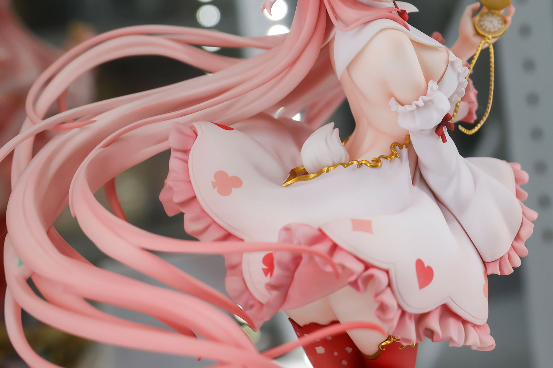 ふんわりとめくれたドレスの下から、白い太ももがチラリと見える