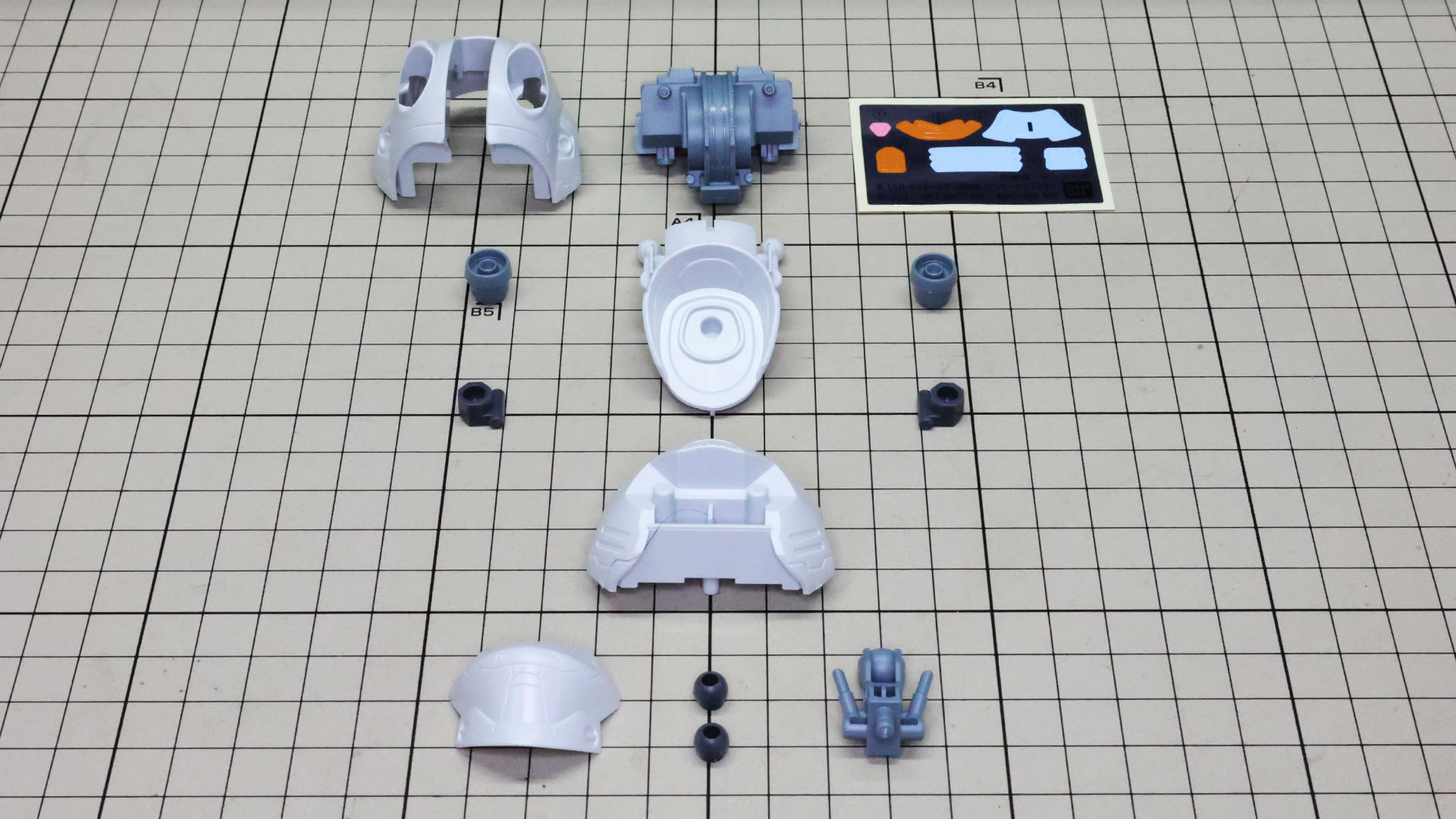 グレーのメカフレーム、まるっこい装甲類で構成される胴体部パーツ群