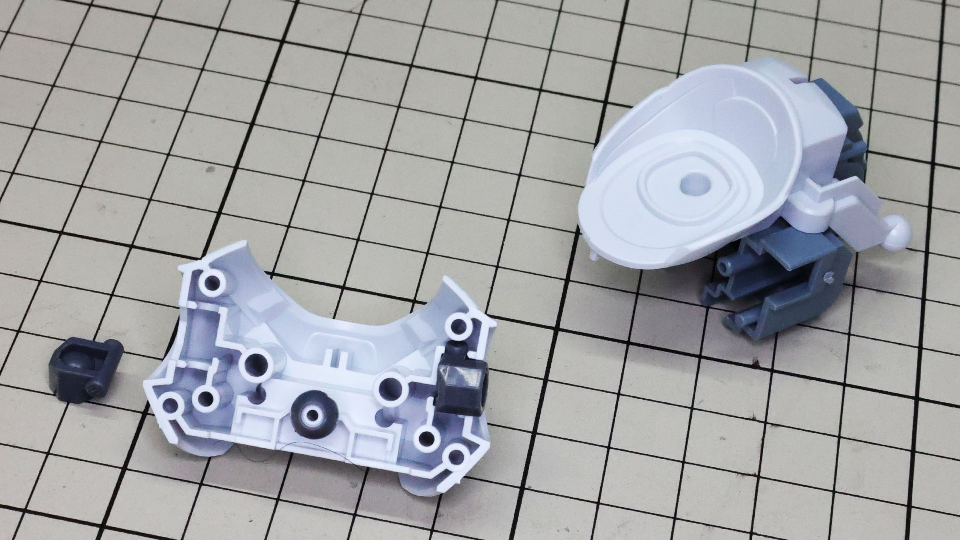 前側の装甲にポリパーツを組み込んでいきます